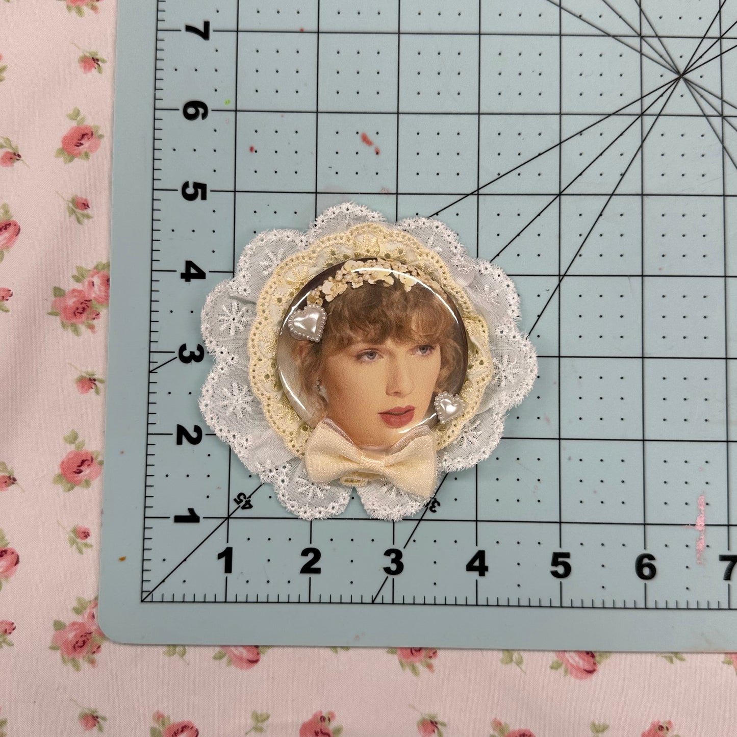 tay sweet deco lace button pin