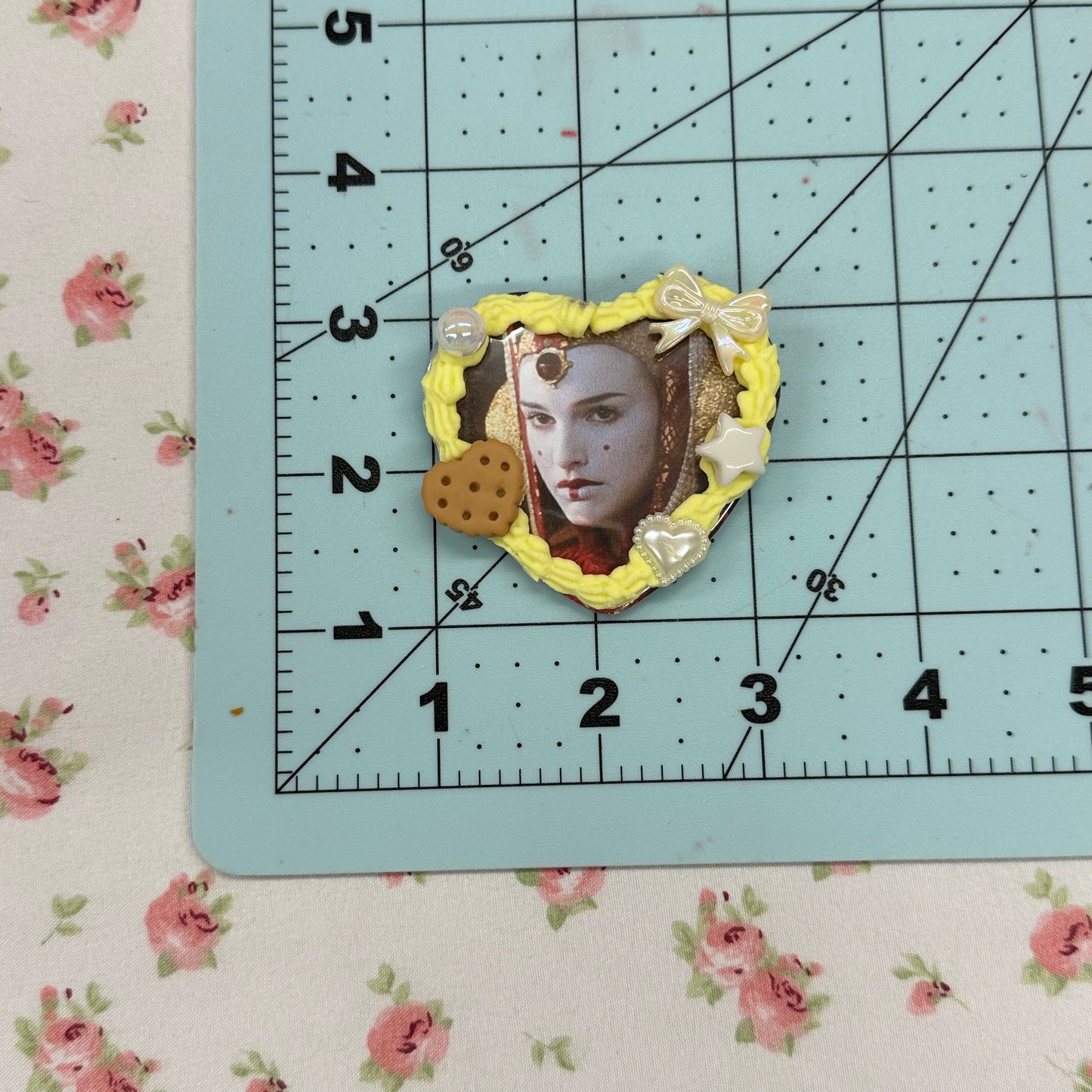 queen sweet deco button pin