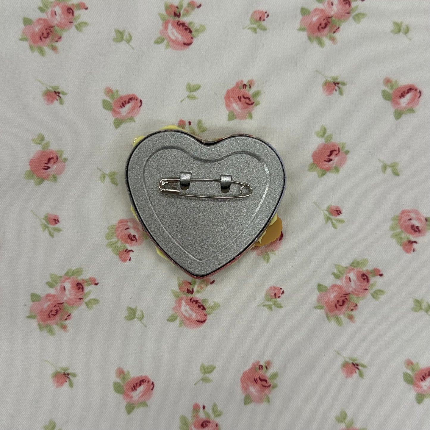 queen sweet deco button pin